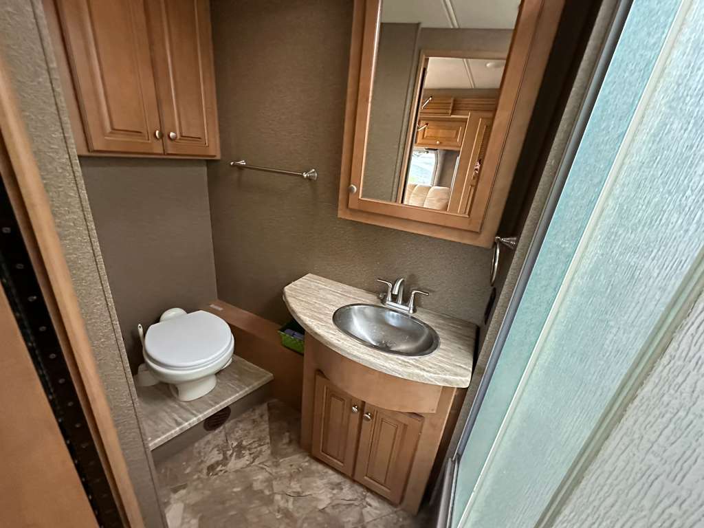 2016 THOR MOTOR COACH MIRAMAR 34.2 – $57,900