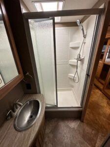 2016 THOR MOTOR COACH MIRAMAR 34.2 – $57,900