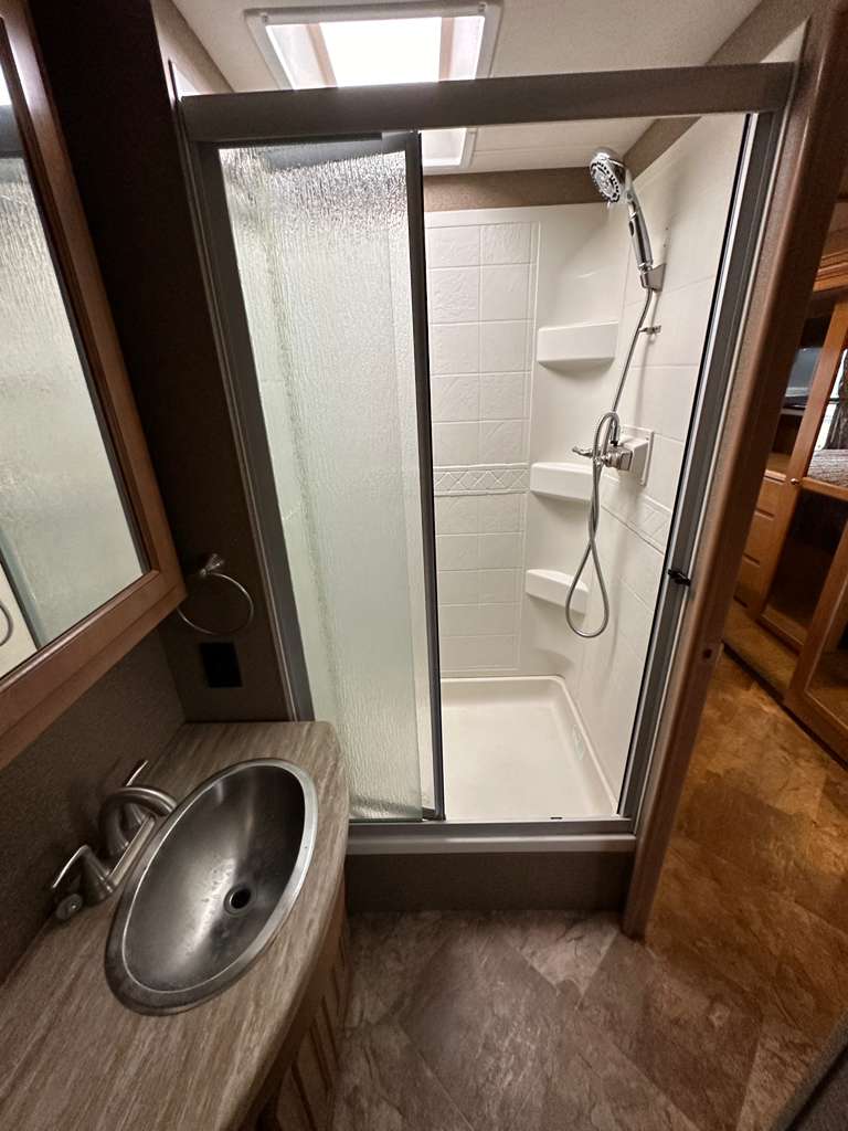 2016 THOR MOTOR COACH MIRAMAR 34.2 – $57,900