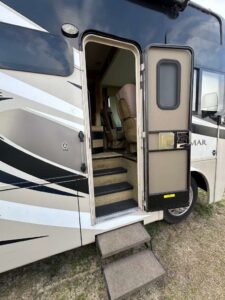 2016 THOR MOTOR COACH MIRAMAR 34.2 – $57,900