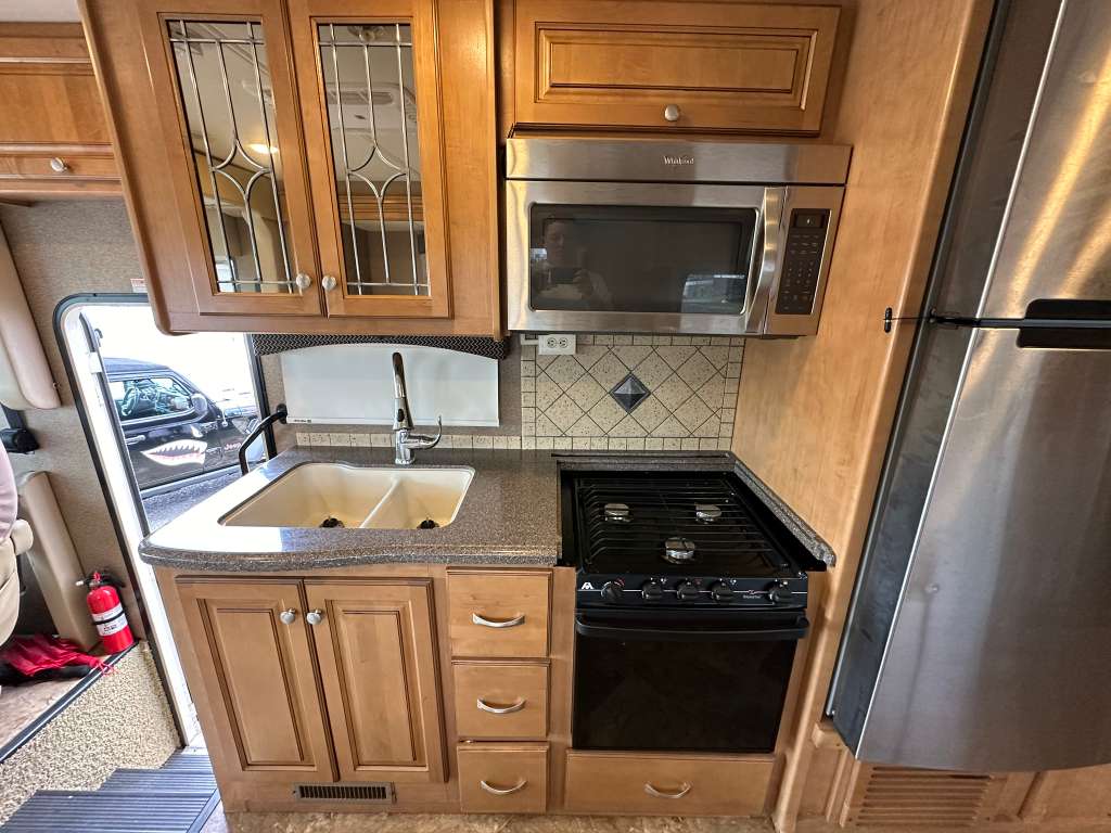 2016 THOR MOTOR COACH MIRAMAR 34.2 – $57,900