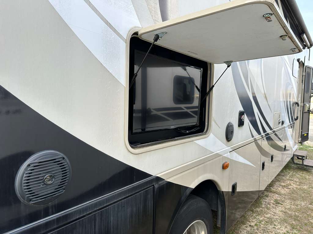 2016 THOR MOTOR COACH MIRAMAR 34.2 – $57,900