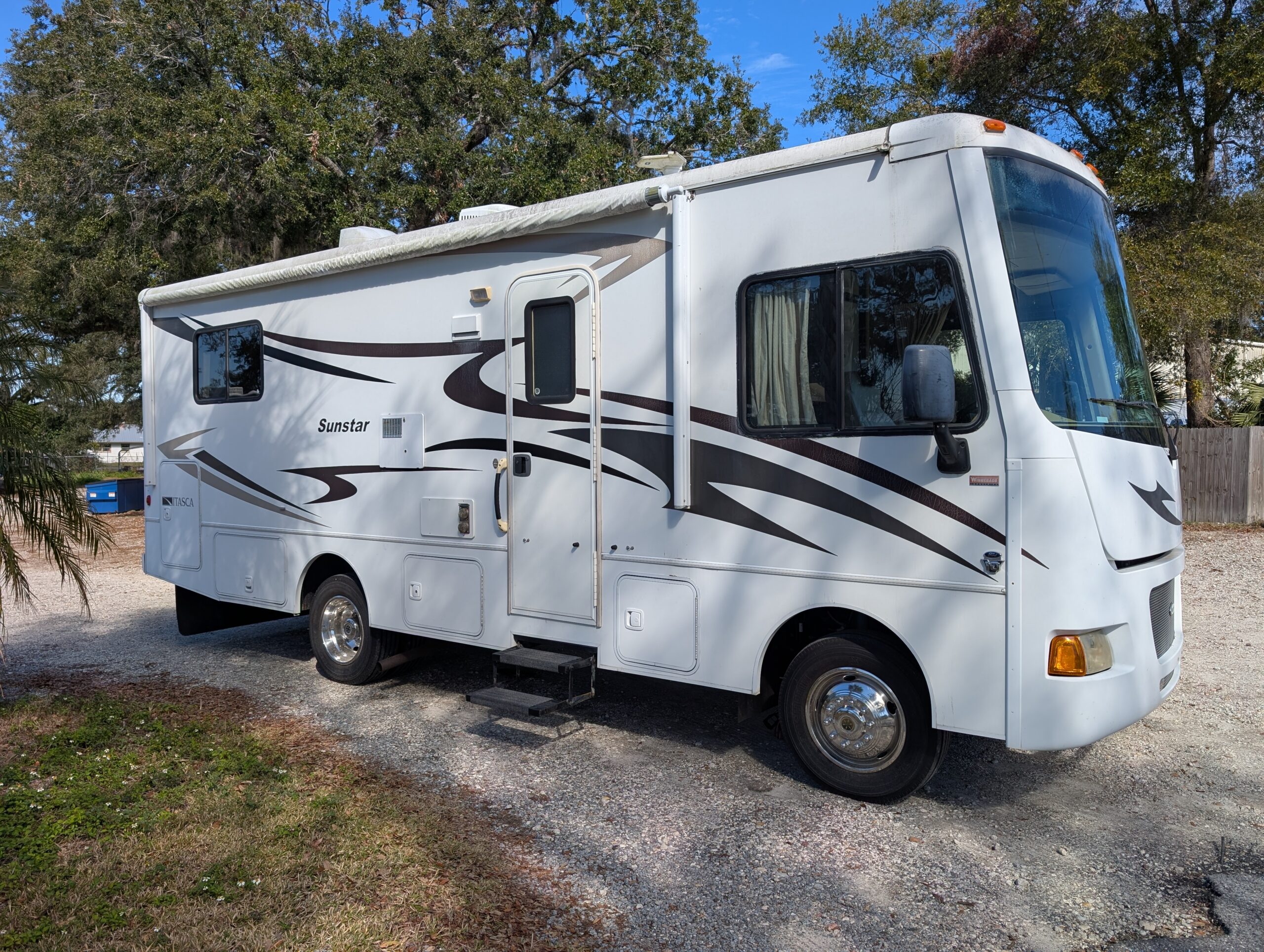 2013 Itasca Sunstar 26HE Class A motorhome exterior driver side
