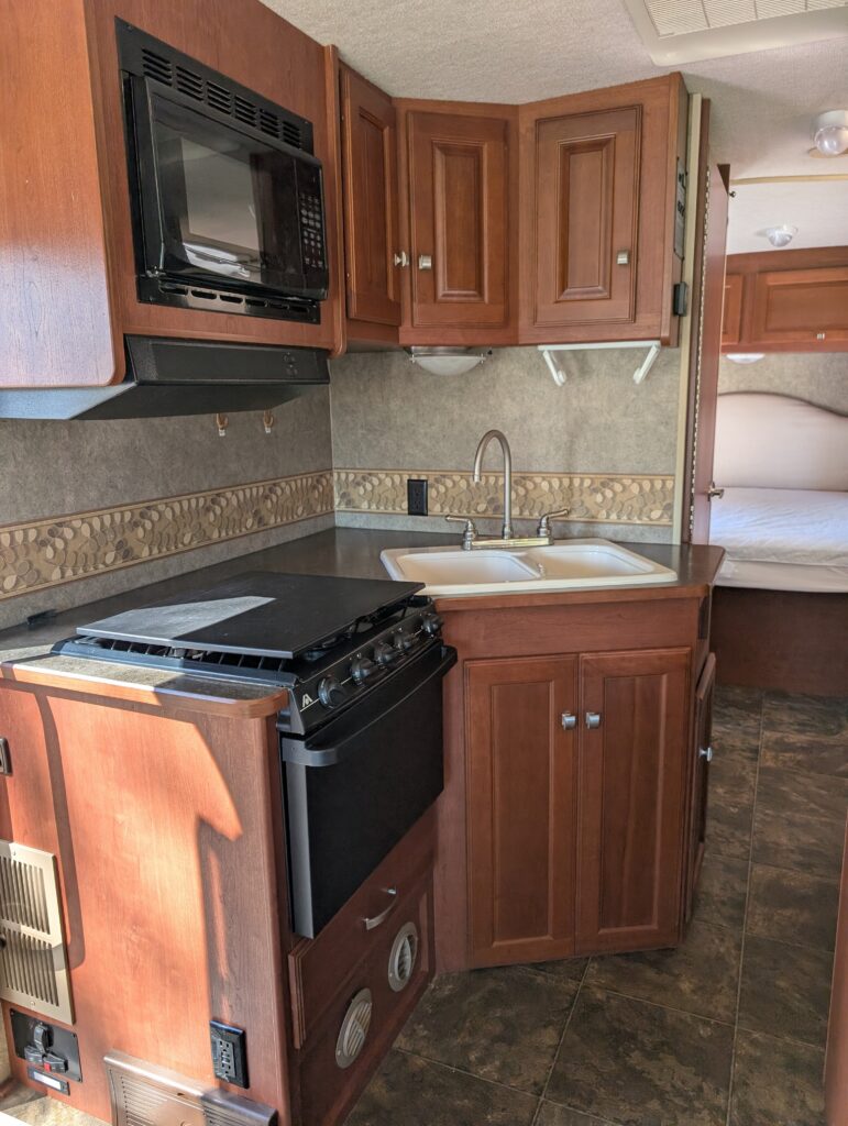 2013 ITASCA SUNSTAR 26HE – $20,000
