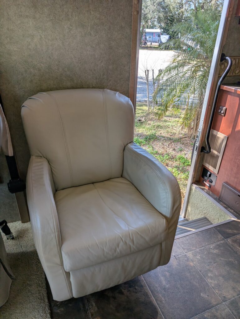 2013 ITASCA SUNSTAR 26HE – $20,000