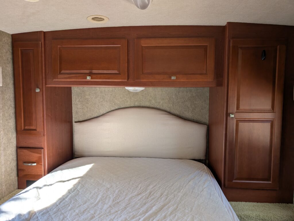 2013 ITASCA SUNSTAR 26HE – $20,000
