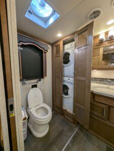 2020 Newmar Ventana 4002 – $235,000