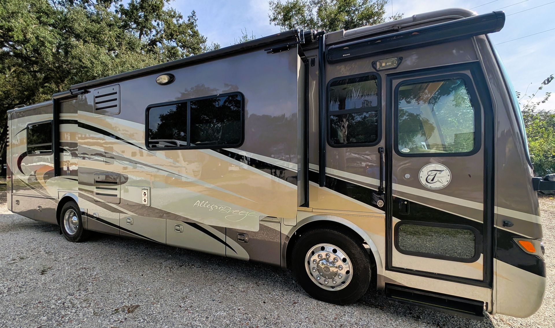 2013 Tiffin Allegro Breeze 32BR diesel pusher for sale – exterior front three quarter