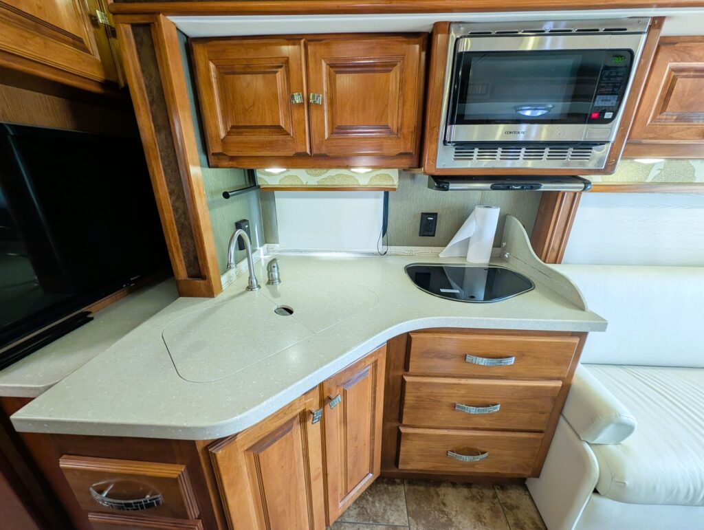2013 Tiffin Allegro Breeze 32BR diesel pusher for sale – kitchen counter