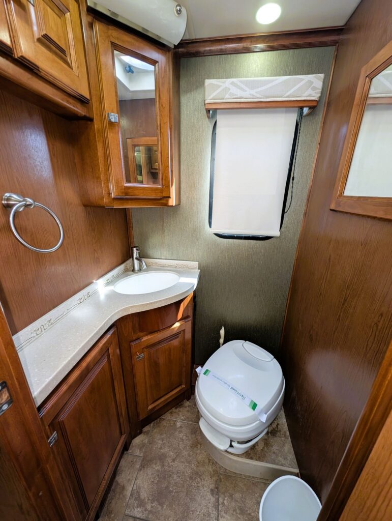 2013 Tiffin Allegro Breeze 32BR diesel pusher for sale – bathroom